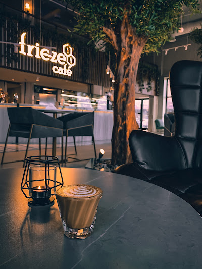 Frieze Cafe محمصة و مقهى إفريز