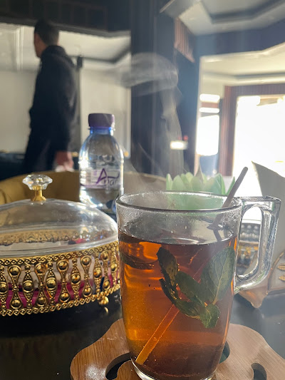 كافية بساطة للمشروبات وتقديم الشيش
