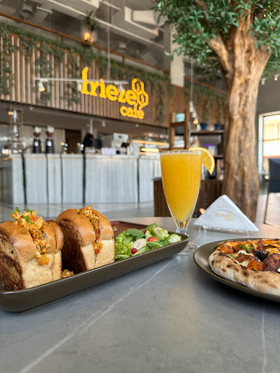 Frieze Cafe محمصة و مقهى إفريز